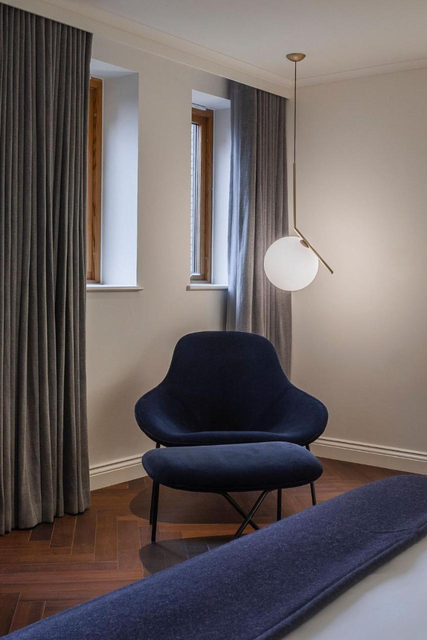 מלון The Roseate רדינג מראה חיצוני תמונה Flos ic pendant light