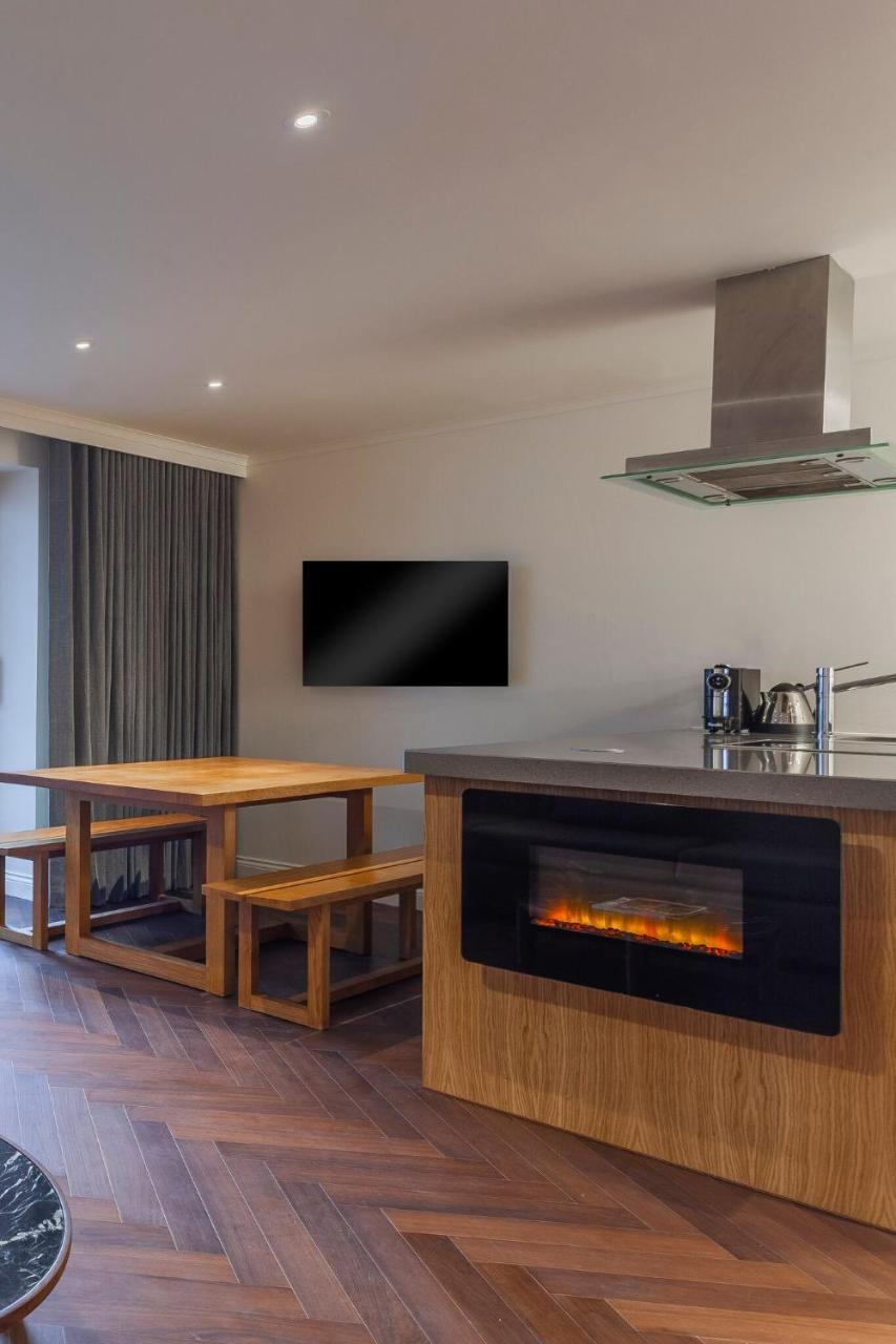 מלון The Roseate רדינג מראה חיצוני תמונה A fireplace in a kitchen