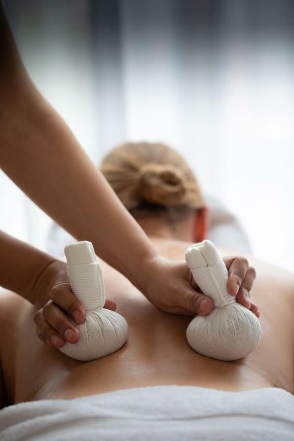 מלון The Roseate רדינג מראה חיצוני תמונה Thai herbal compress massage