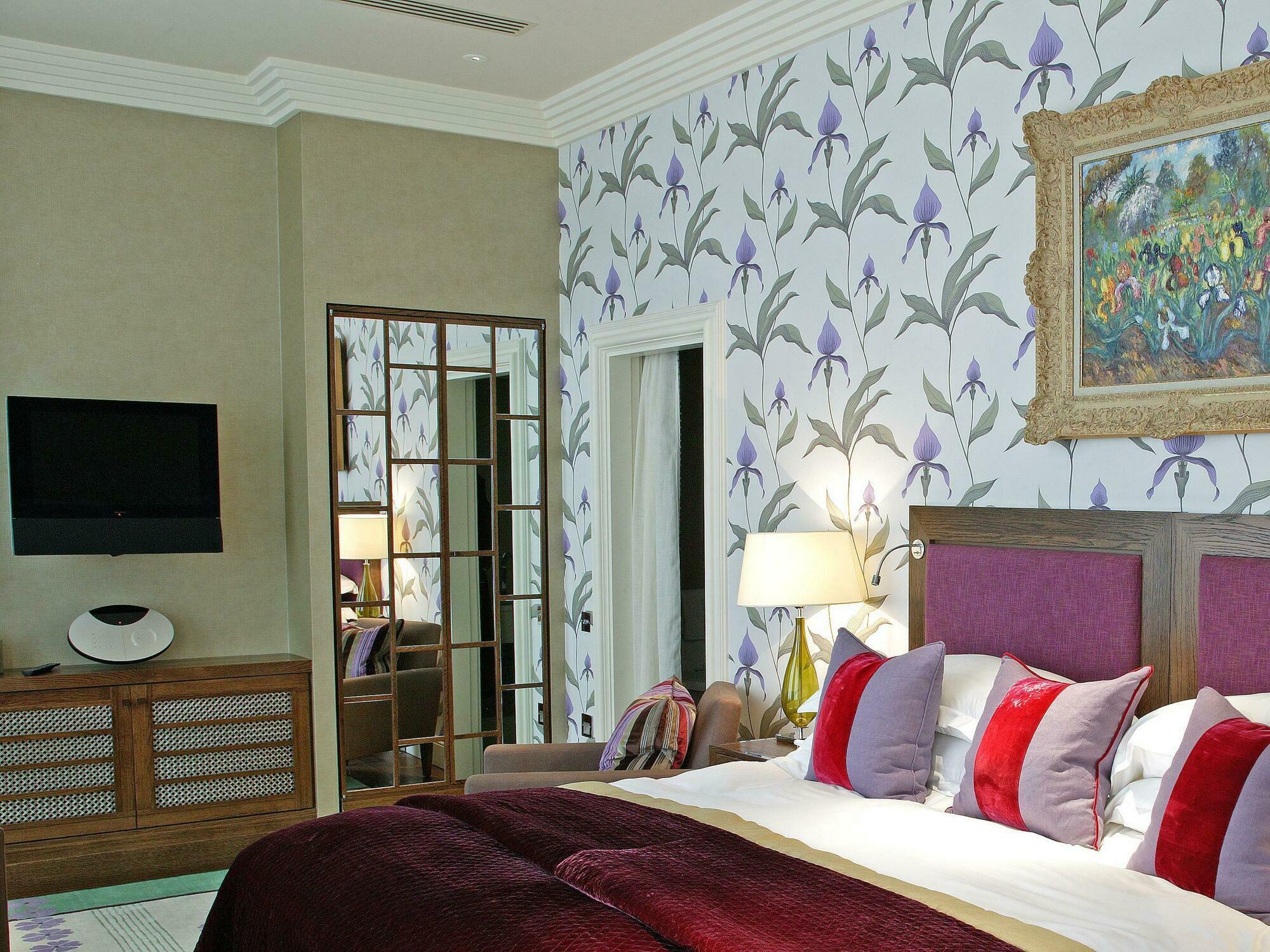מלון The Roseate רדינג מראה חיצוני תמונה A bedroom with wallpaper